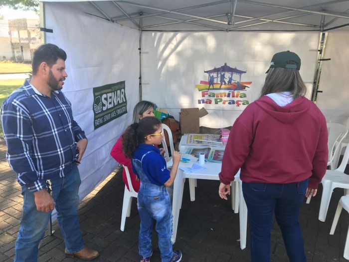 FAMÍLIA NA PRAÇA REÚNE CENTENAS DE PESSOAS.